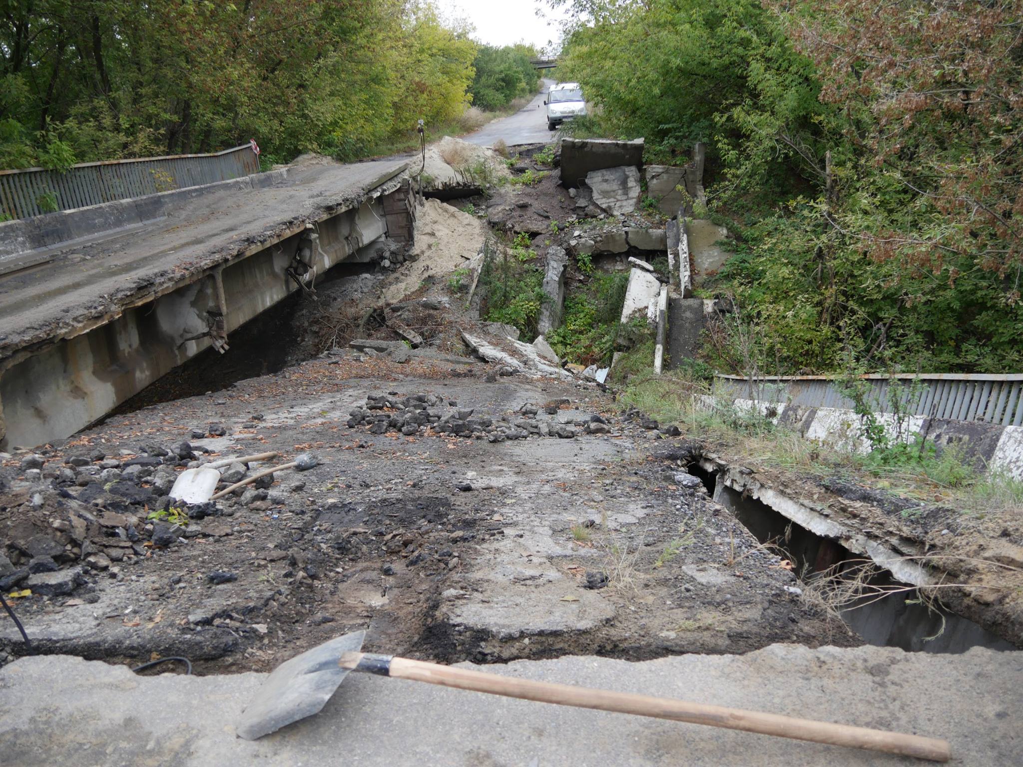 Міст через Сіверський Донець, що був підірваний 2 роки тому, почали відбудовувати (ФОТО) - фото 2