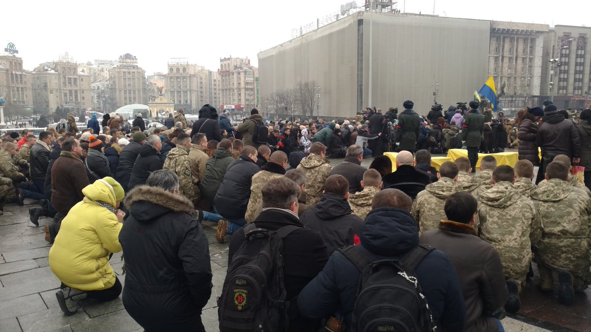 Реакция украинцев на авдеевку. Украинцы на коленях. Крымчане на Майдане. Прощание с крымчанами погибшим на Майдане.