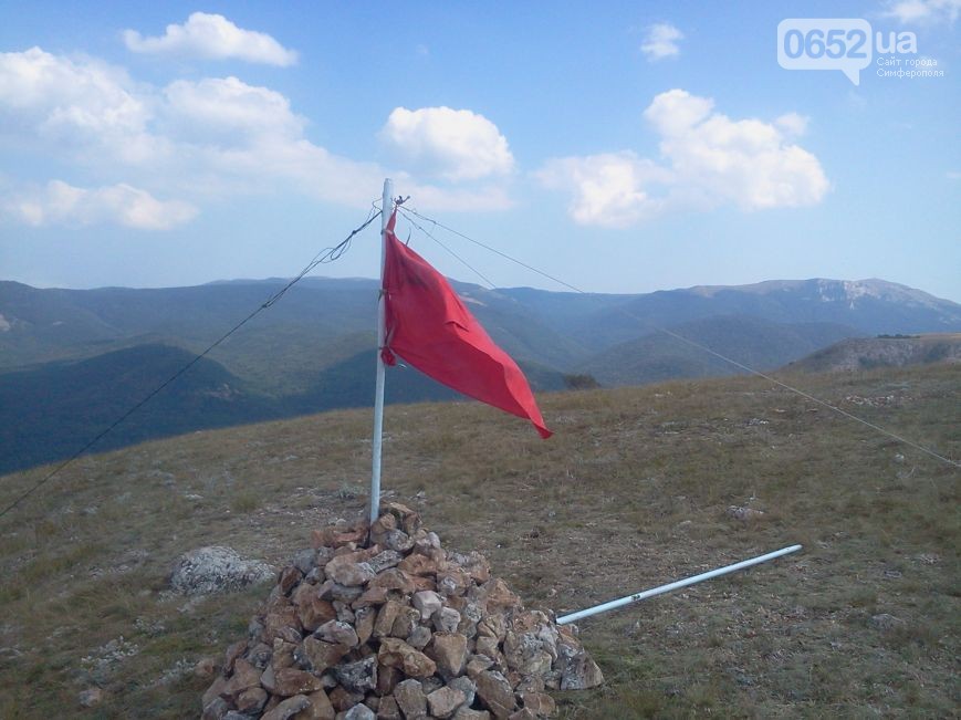 Укради флаг. Флаг на горе. Горы Крыма с советским знаменем. Флагштоки для горы. Красный флаг горах в Крыму.