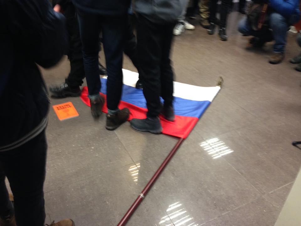 У Донецьку перед облрадою підняли прапор Росії