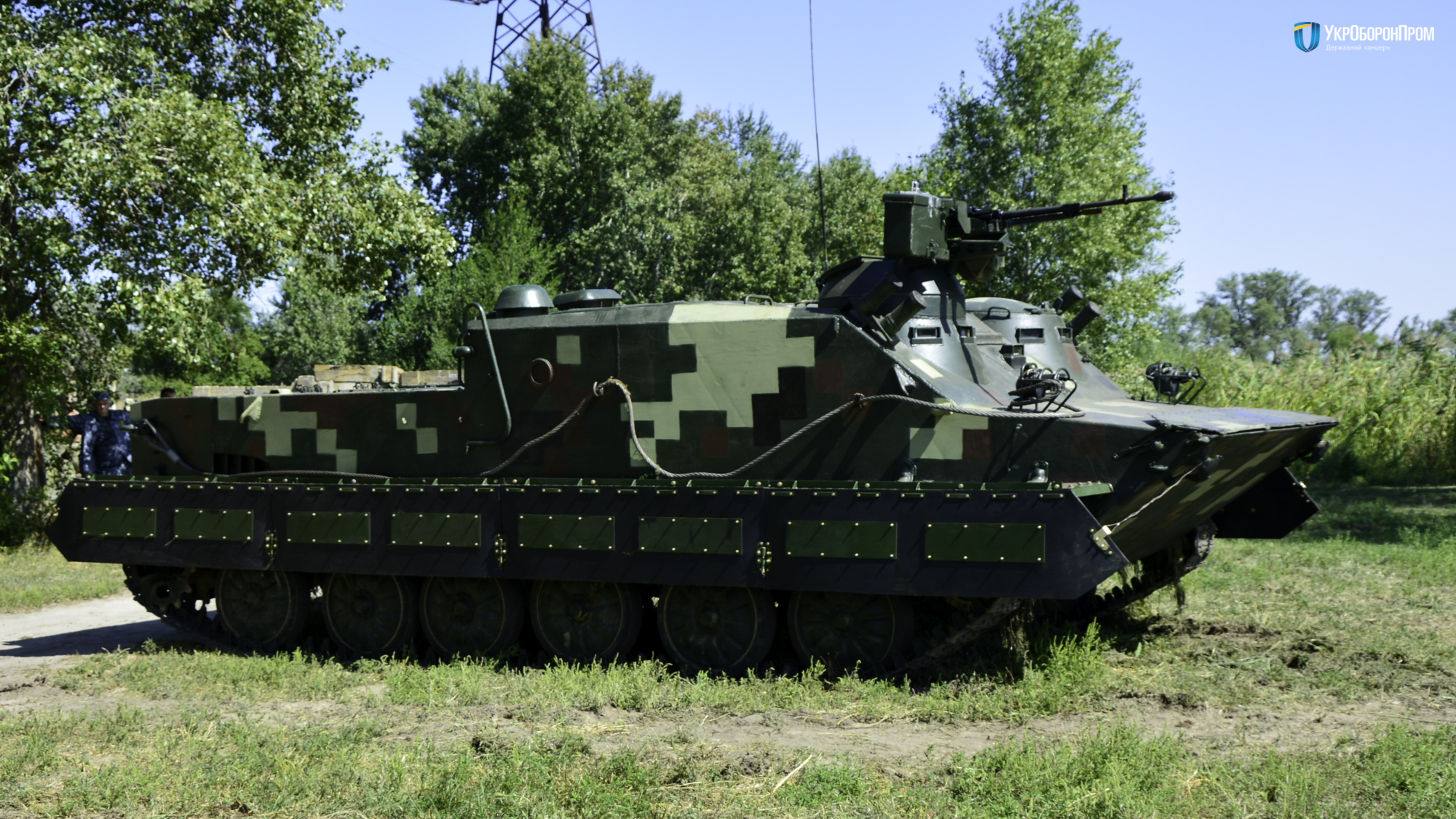 БТР-50 – гусеничний бронетранспортер, призначений для транспортування до 20 бійців та військових вантажів масою до 2000 кг