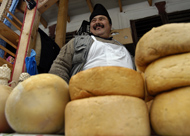 На ринку міста Бран сир продають отакими кавалками