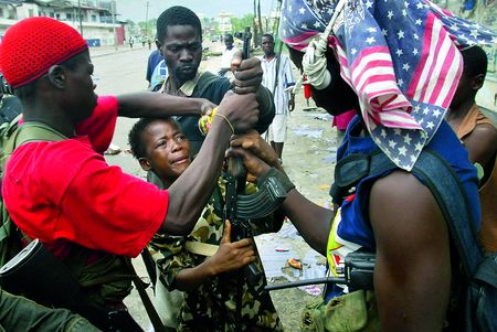Столиця Ліберії. Діти освоюють "іграшку", цілком ймовірно доправлену з України