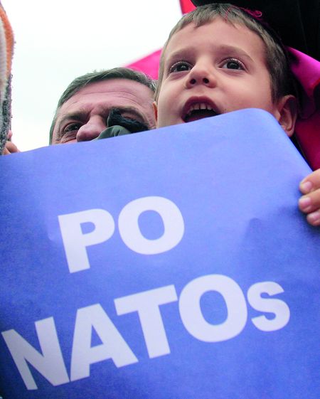 В Албанії за НАТО голосують навіть діти