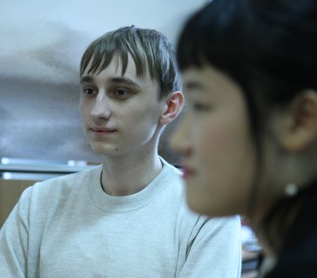 Денис Антіпов вивчає корейські скоромовки за допомогою викладача-волонтерші Чан Йон Чін