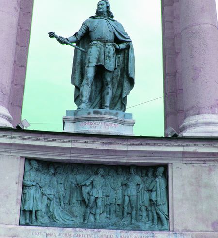 Бронзовий Ракочі гордовито поглядає на туристів із колонади Меморіалу тисячоліття набуття батьківщини
