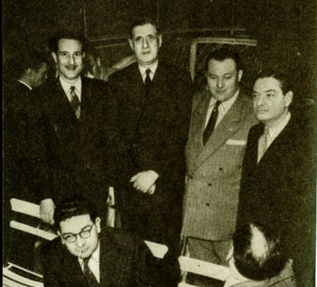 Верхівка французської влади кінця 1950-х: другий ліворуч Шарль де Голль, крайній праворуч Алекс Москович та міністри Жак Сустель, Крістіан Фуше, Анрі Юльвер