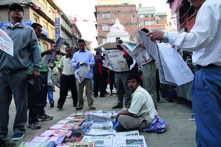 Непальці вранці купують газети, на місці їх читають і обговорюють за чашкою Масала-ті