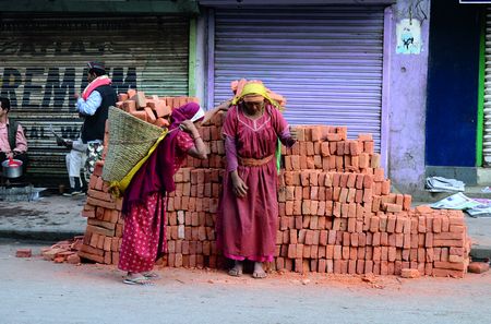 Жінки з низьких каст нарівні з чоловіками працюють в Катманду вантажниками