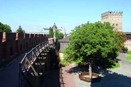 Відкривається вид на фортечне подвір'я, дахи Петропавлівського собору і В'їздну вежу