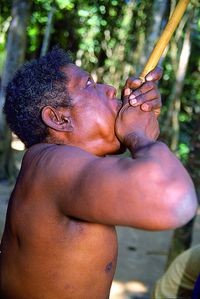 Абориген поціляє мавпу з духової рушниці