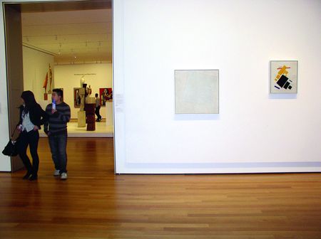 Полотно «Біле на білому» Казимира Малевича американські музейники розташували на білій стін