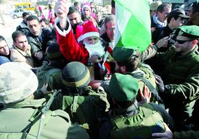 БЛИЗЬКИЙ СХІД: палестинський Дід Мороз штурмує ізраїльський блок-пост